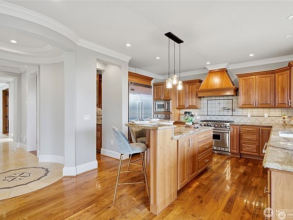 4th image of 217 7th Avenue W
