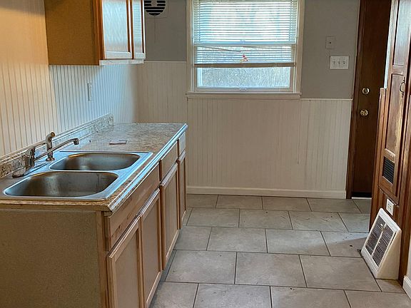 4th image of 10621 Dunkeld Cir