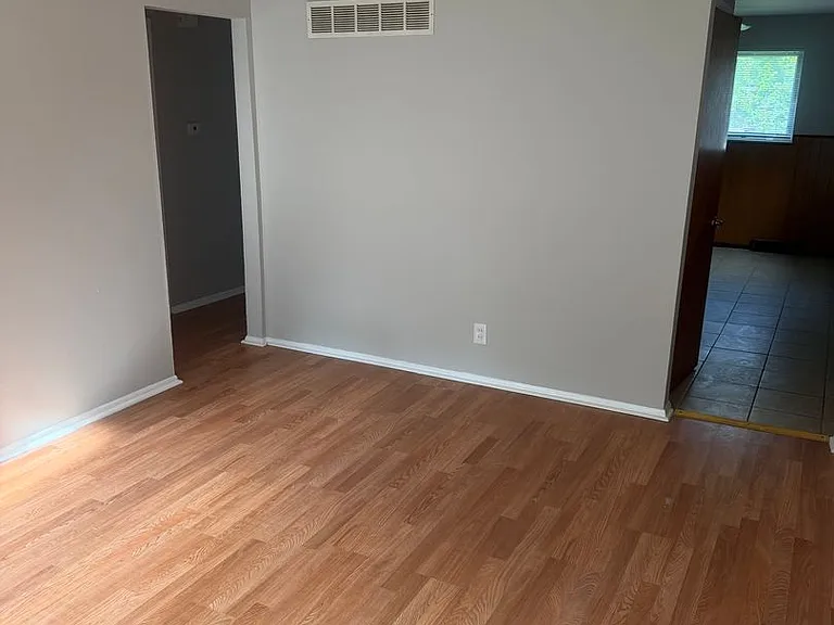 (357) 3961-63 Jane — Photo 3