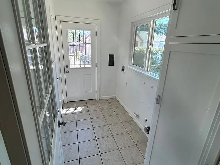 225 Sunset Blvd — Photo 29