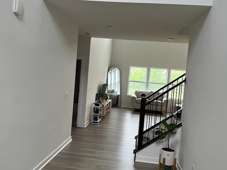 144 Hanford Ln — Photo 3