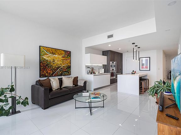 4th image of 851 NE 1st Ave #2400