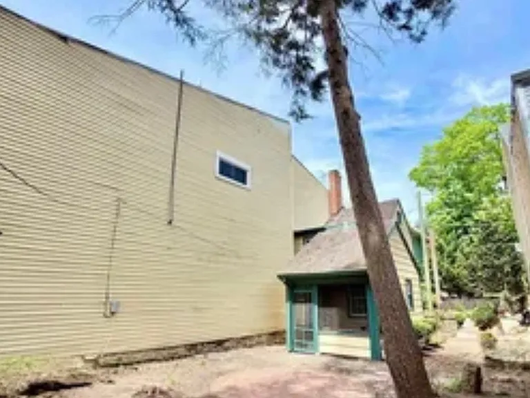 102 E Union St — Photo 20