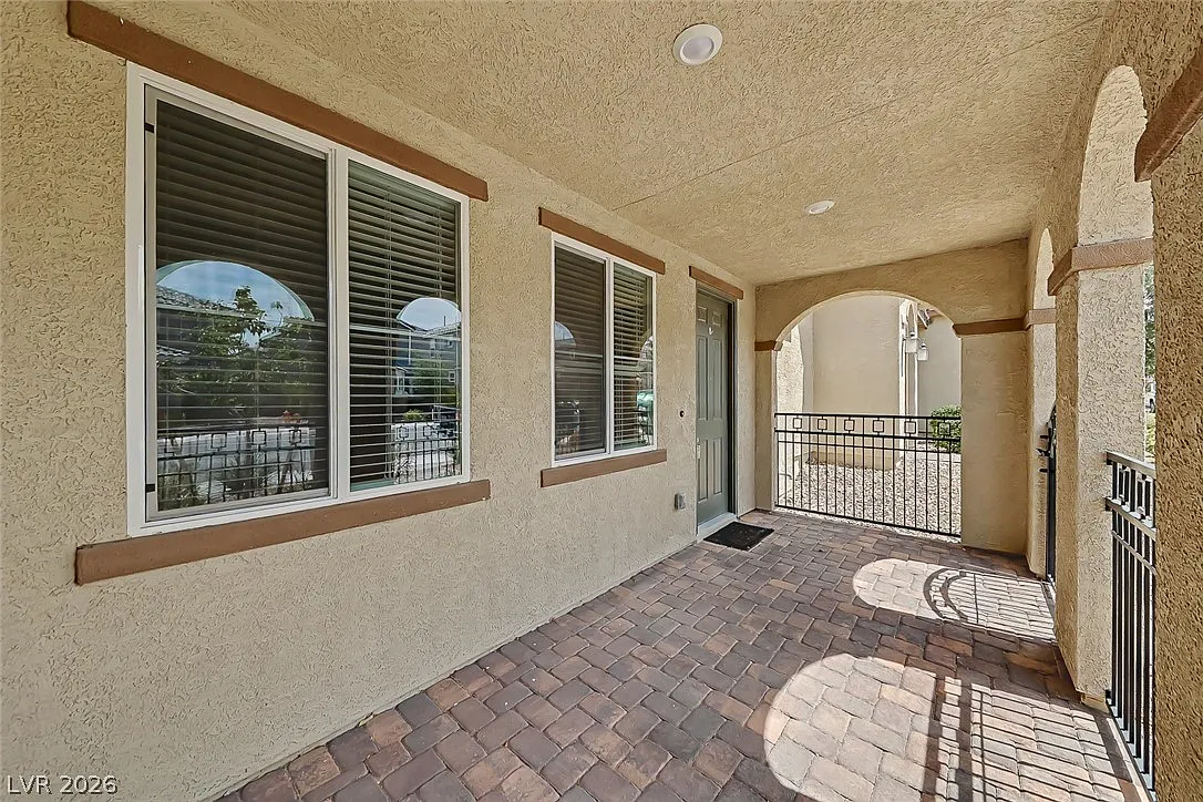 3 bed, 2.5 bath, 1598 sqft, $2,100 — Photo 2