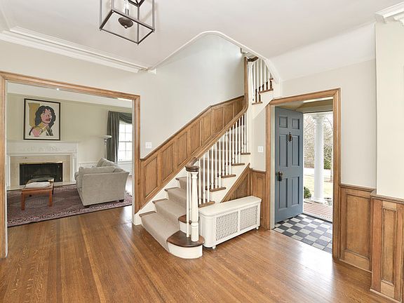 3rd image of 635 Rosewood Ave