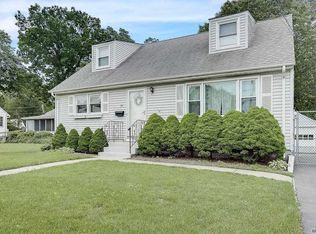 31 Gianelli Ave, Merrick, NY 11566