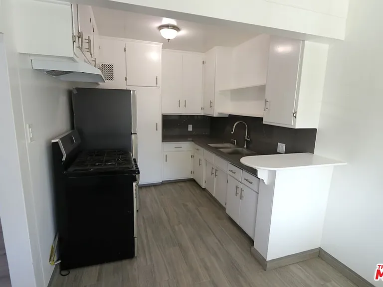 183 W Elmwood Ave #D — Photo 10