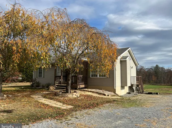 10 Blossom Ter, Berkeley Springs, WV 25411