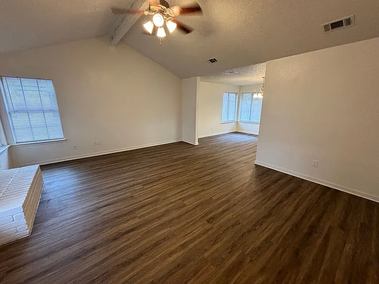 2514 Livingston Ln — Photo 2