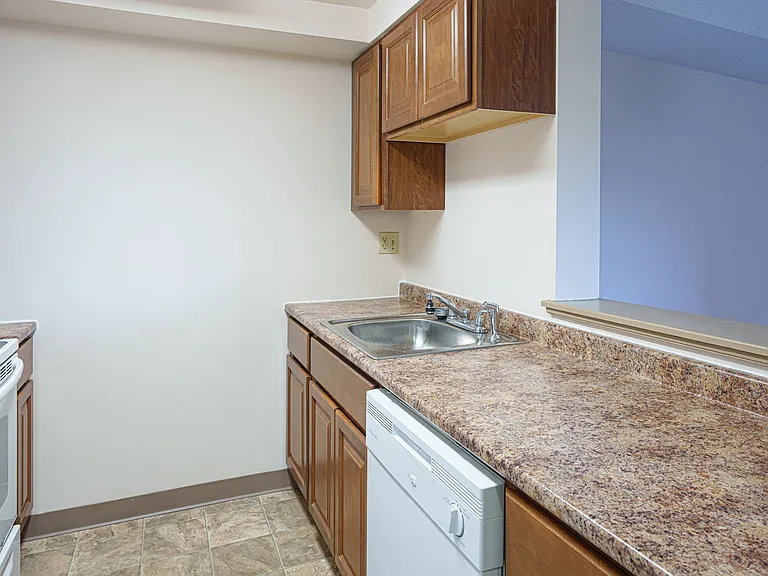 Oxford Court Apartments — Photo 9