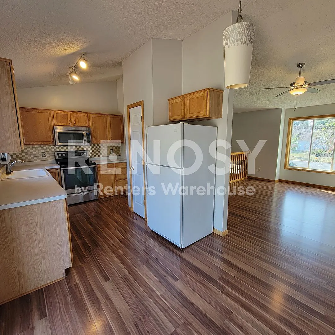 Available Now 4 Bedroom 2 Bath Single Family Home in Shakopee — Photo 4