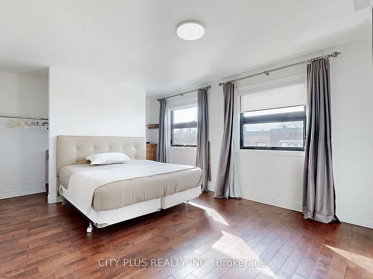 704 Bloor St W — Photo 26
