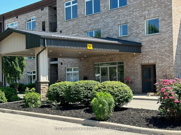4644 Pettit Ave #111, Niagara Falls, ON L2E 0B4