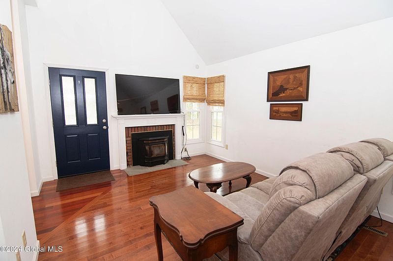 4th image of 11 Woodmint Place