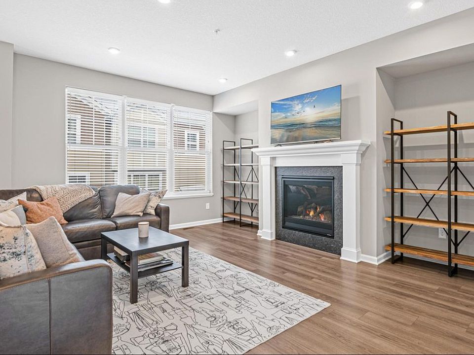 1st image of 801 Roselyn Dr