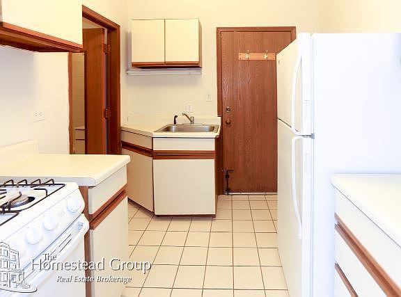 2nd image of 817 W Cornelia Ave #307
