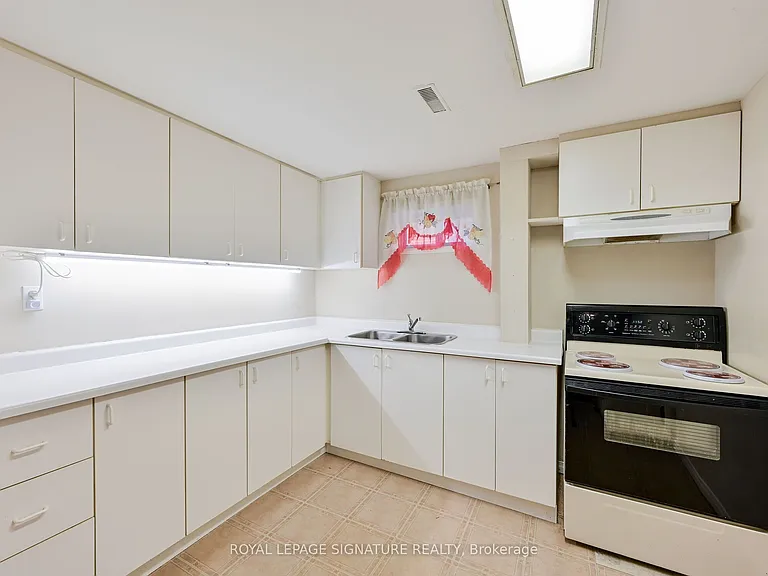 556 Farwell Cres #LOWER — Photo 16
