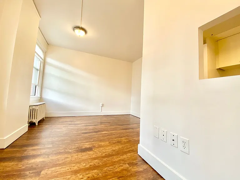 Burlingame Apartments — Photo 4