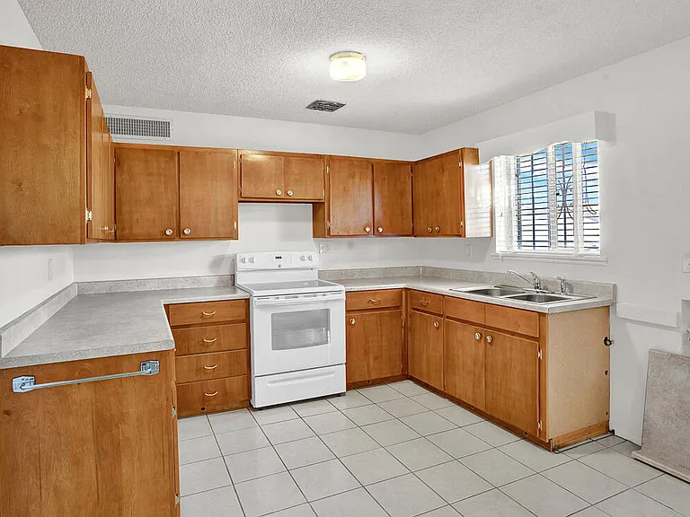5726 Waycross Ave — Photo 9