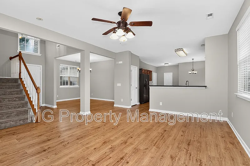 4 bed, 2.5 bath, 2484 sqft, $2,595 — Photo 4