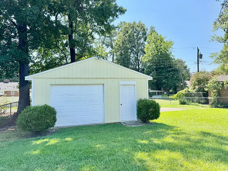 806 Carolina St — Photo 14