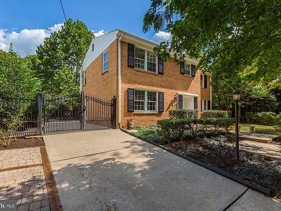5th image of 10319 Dickens Ave