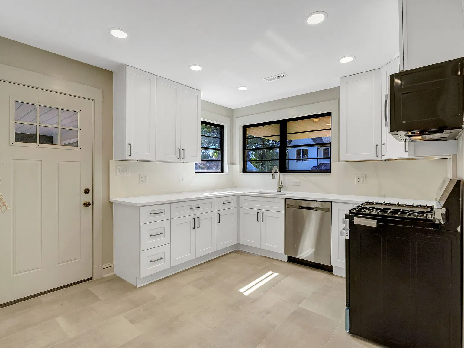 3 bed, 2192 sqft, $5,600 — Photo 4