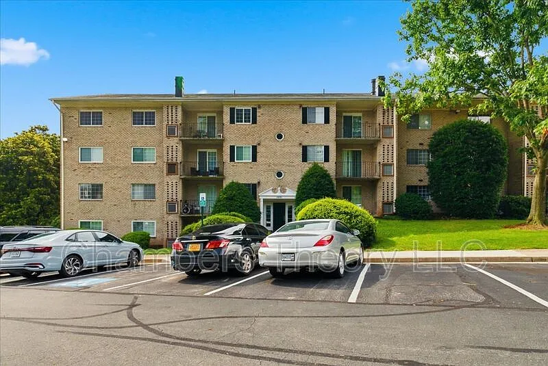 1 bed, 1.0 bath, 676 sqft, $1,700 — Photo 2