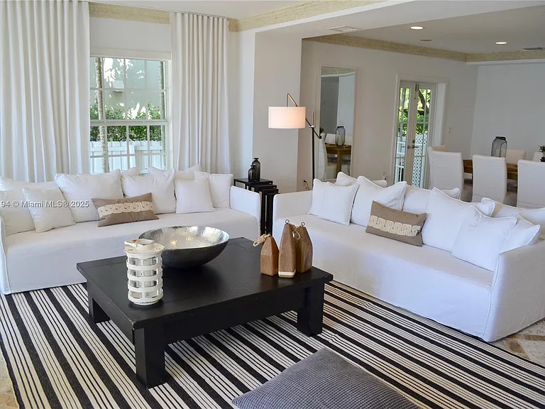 710 S Mashta Dr — Photo 2