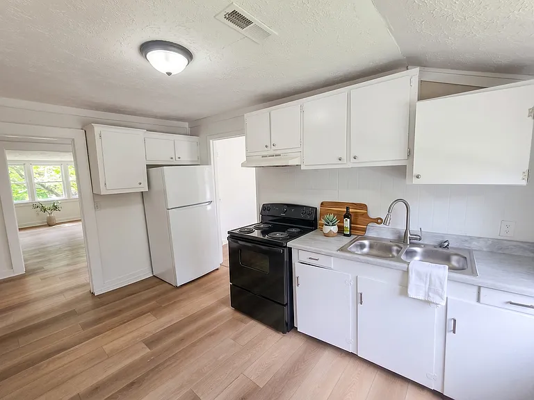 1613 Dewitt St #C — Photo 6