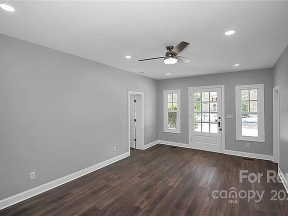 4th image of 701 N York St