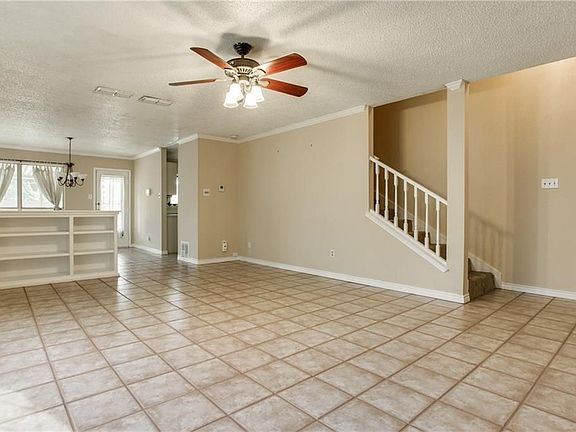 5th image of 2823 Red Oak Dr