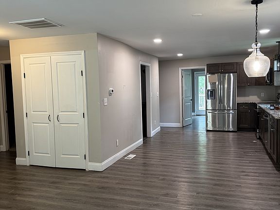 5th image of 906 Skyland St