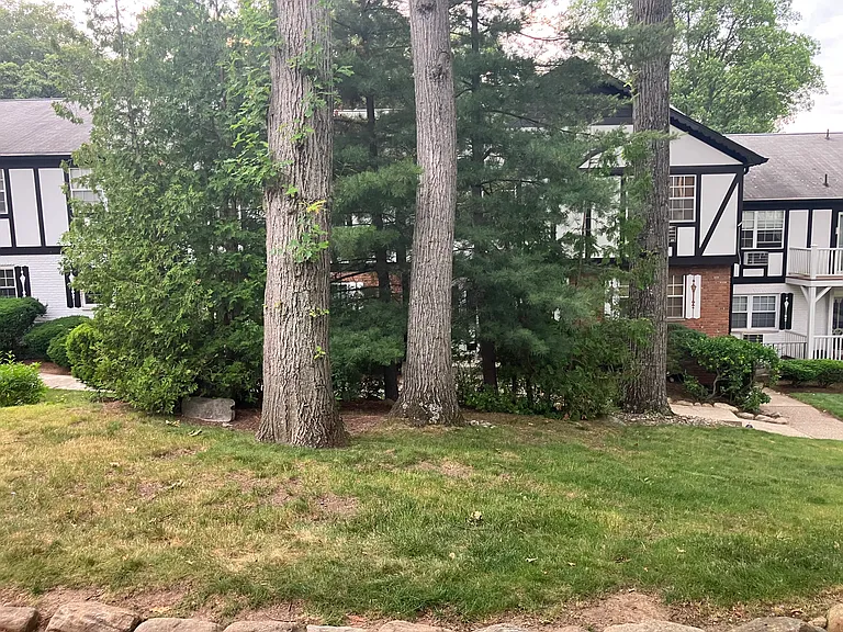 131 Parkside Dr — Photo 2