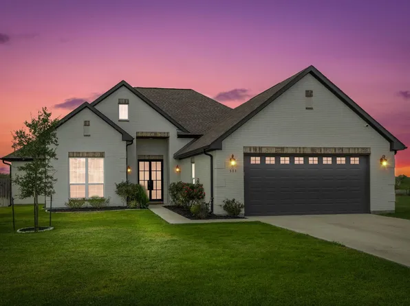 111 Fosters Branch Dr, Schulenburg, TX 78956