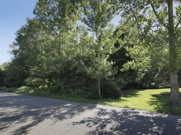 8495 Oakside St, Portage, MI 49002