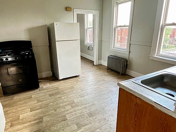 4th image of 143 Putnam St #3S