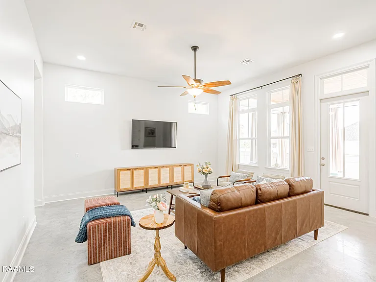 404 E Martial Ave — Photo 30