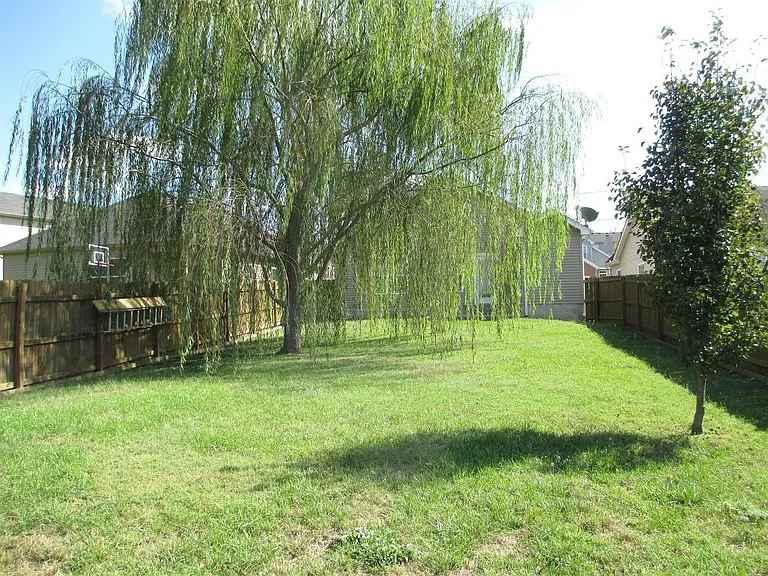 421 Vailview Dr — Photo 3
