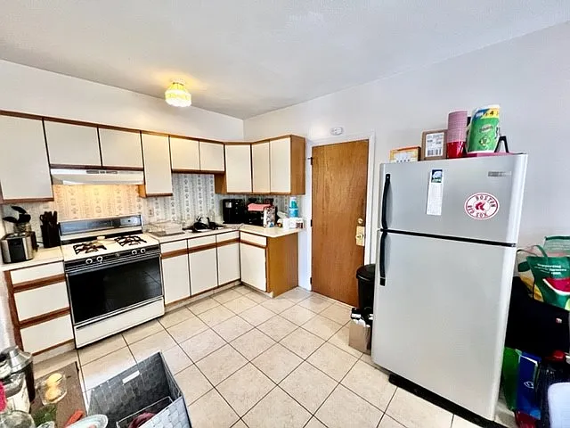 3 bed, 700 sqft, $3,800 — Photo 1