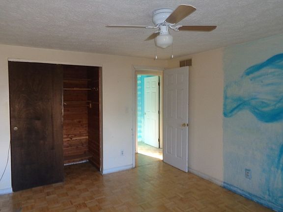 5th image of 30 Carriage Hill Dr