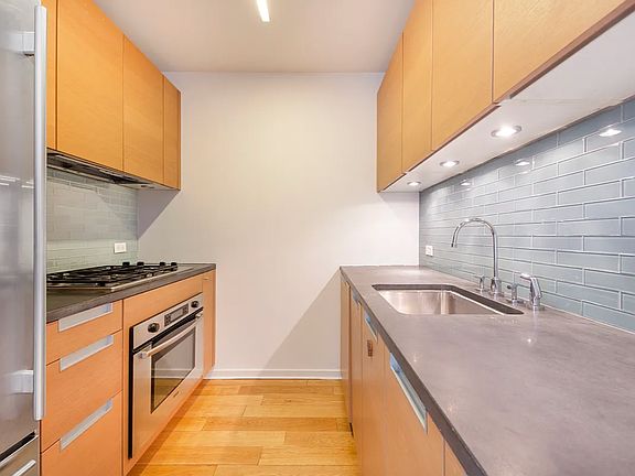 5th image of 310 W 52nd St APT 33A