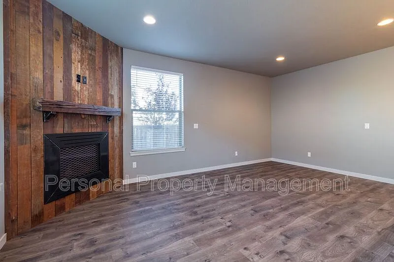 3 bed, 2.5 bath, 1807 sqft, $2,495 — Photo 3