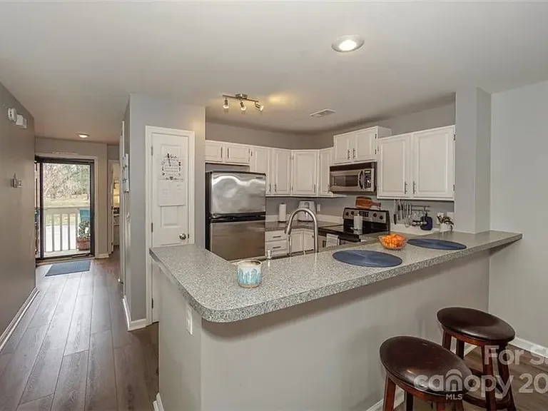 844 Southwest Dr — Photo 7