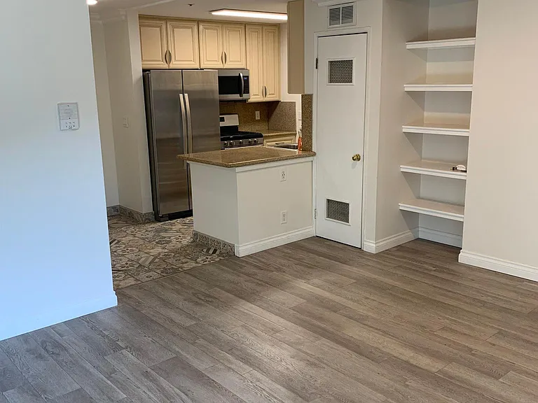 1726 Winona Blvd #201 — Photo 24