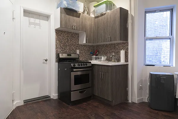 Rented by Kahen Properties | media 17