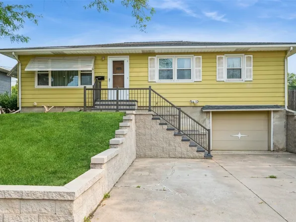 3312 Iris Ave NW, Cedar Rapids, IA 52405