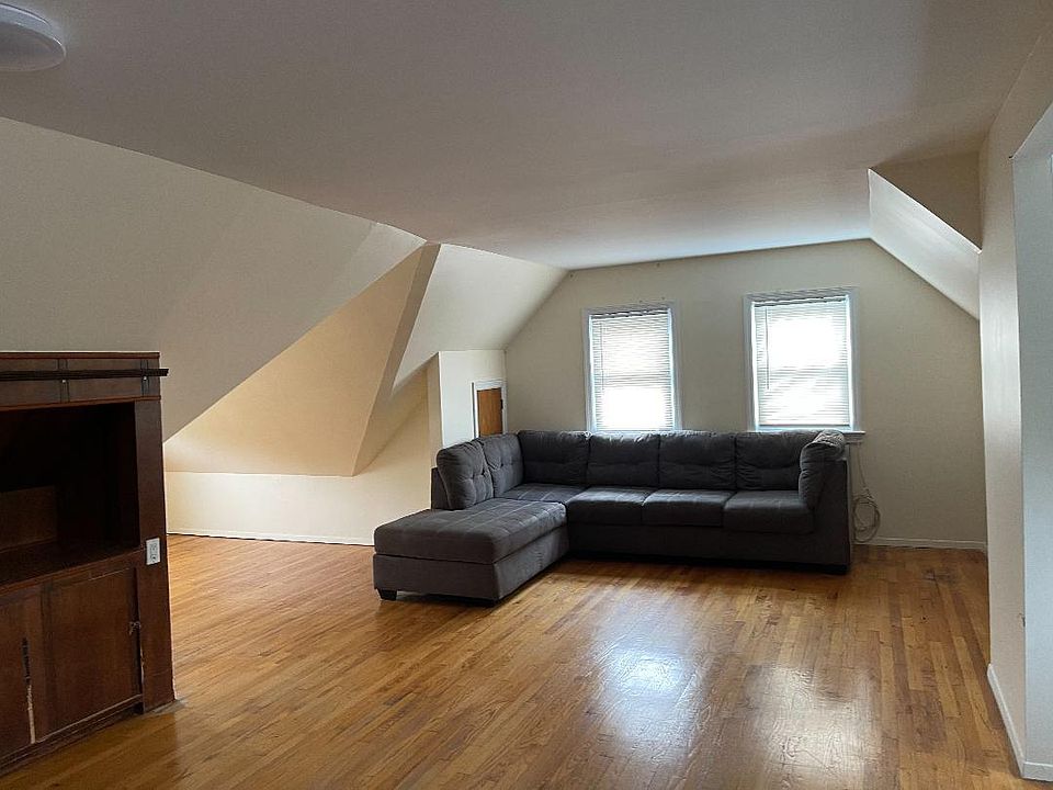1st image of 624 E Walnut St