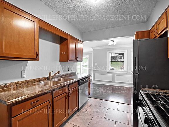 4th image of 110 Woodmore Ave