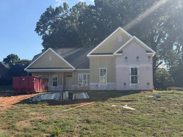 303 Hunters Creek Blvd, Greenwood, SC 29649